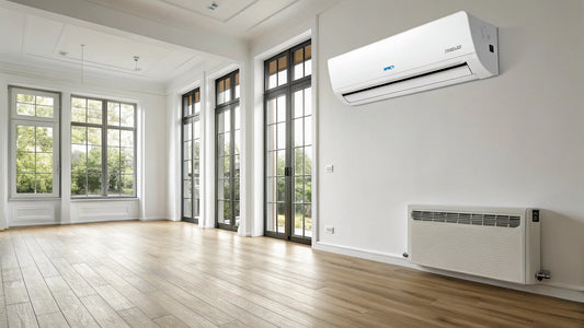 Climatiseur armoire Midea 48000 BTU Inverter 5 CV installé dans un intérieur minimaliste, posé contre un mur blanc, avec panneau de commande digital éclairé, sol en bois clair et lumière naturelle douce.